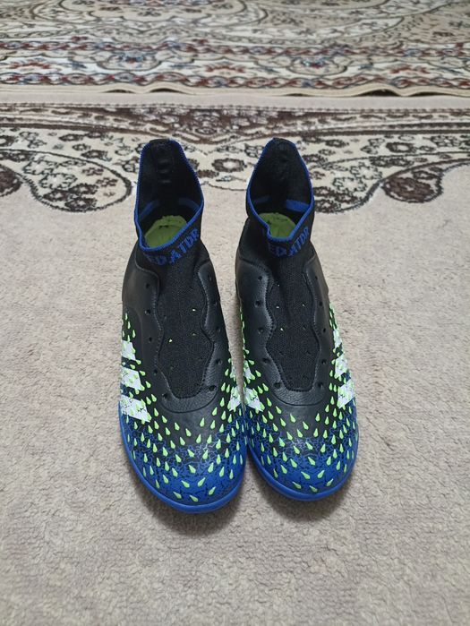 Кроссы Сороконожки adidas predator