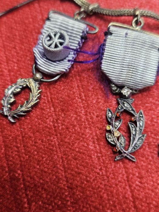 Сребърни френски мадали.