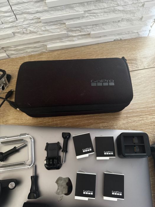 Vand GoPro Hero 11 Black + kit + 4 baterii 100%