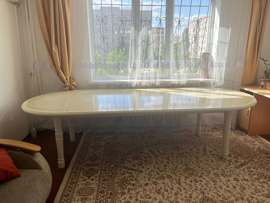 Продам стол в гостиную