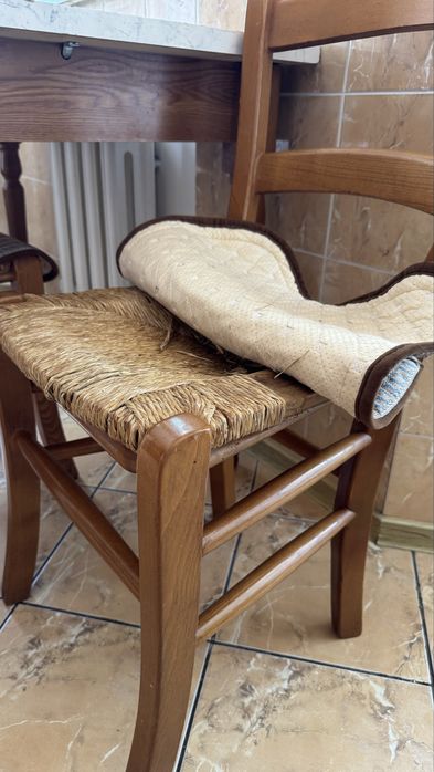 Продам кухонный стол со стульями