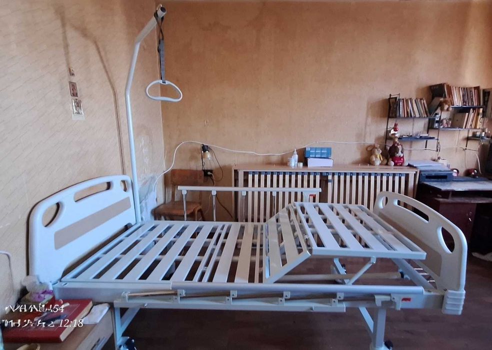 Механично болнично легло с матрак и антидекубитален дюшек