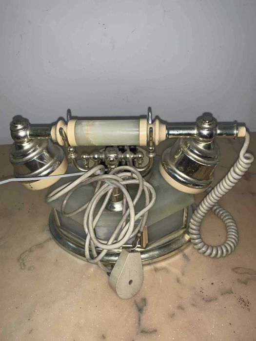 Telefon vintage cu butoane in stare de functionare