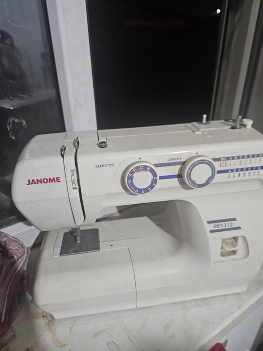 Швейная машина Janym.