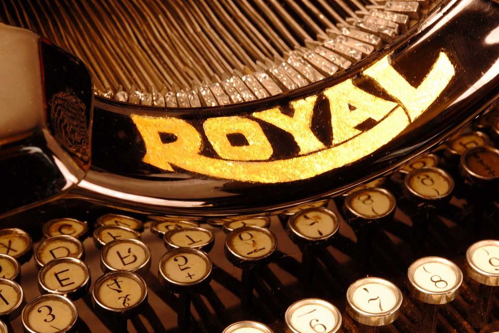 Masina de scris Royal 10 – editie rară cu aur 22K – obiect premium.