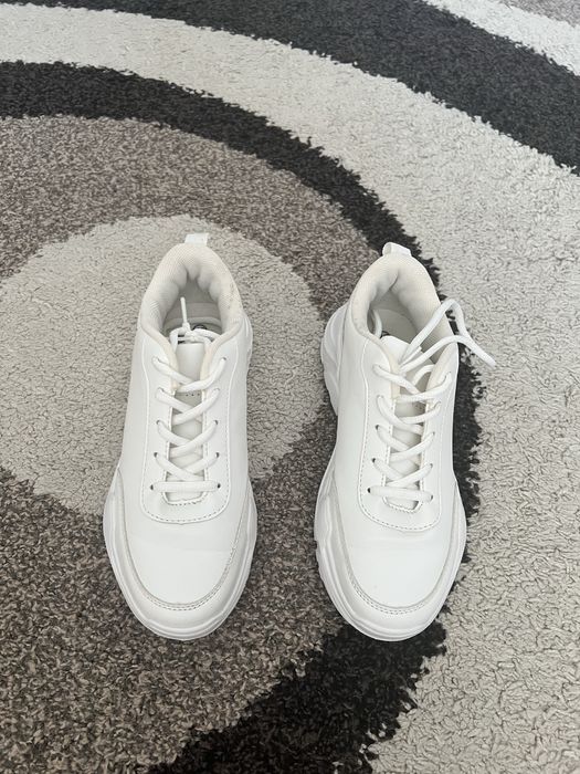 Продам женские кроссовки