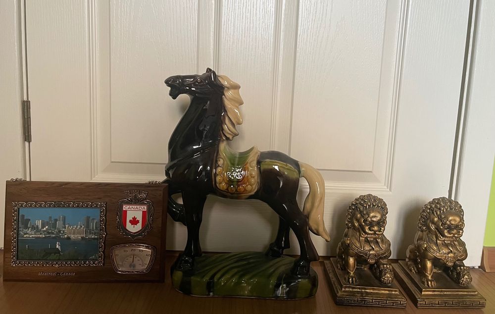 Дървена фигура -40 лв. внос от чужбина. Порцеланов кон и мелница