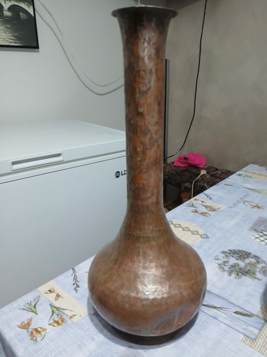 Vas de cupru 120 lei,Cana ceramica 70lei Bibelouri porțelan 35 lei buc.Carte bucate 40.lei