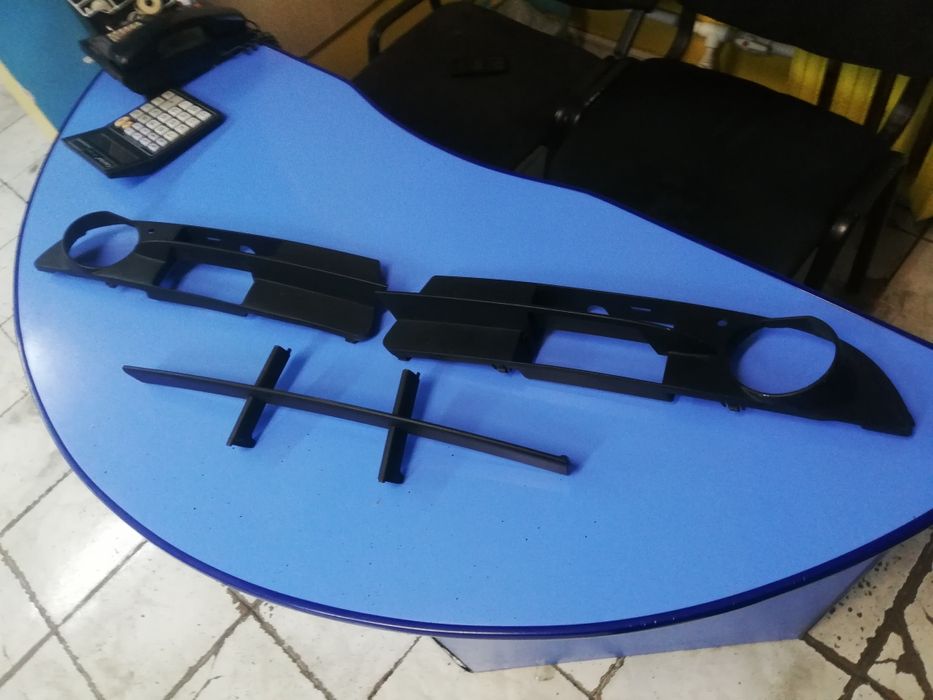 На БМВ  Е 60 Пластик на Передний Бампер