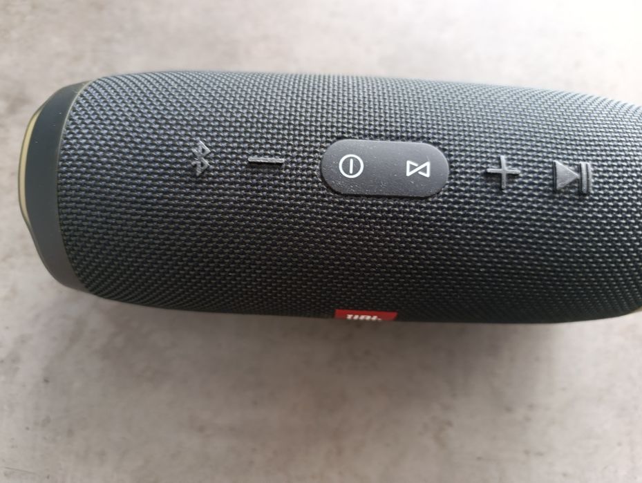 Продаётся колонка JBL charge 3