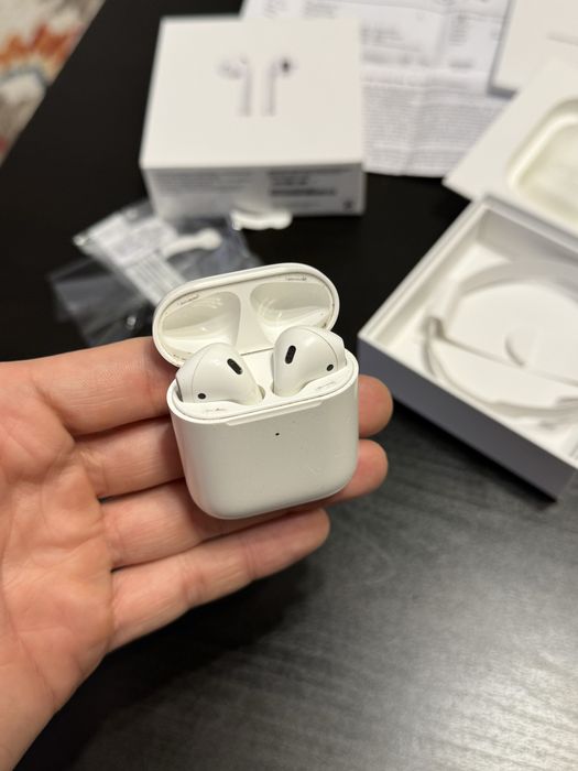 Apple AirPods 2 • Wireless Charging Case
