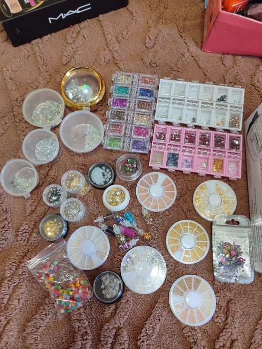 Стразы, втирки, пигменты