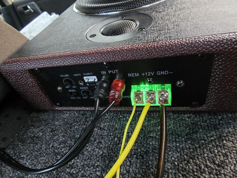 Vand subwoofer auto slim