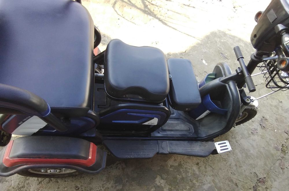 Ел.триколка с вградени допълнителни седалки. Запазена