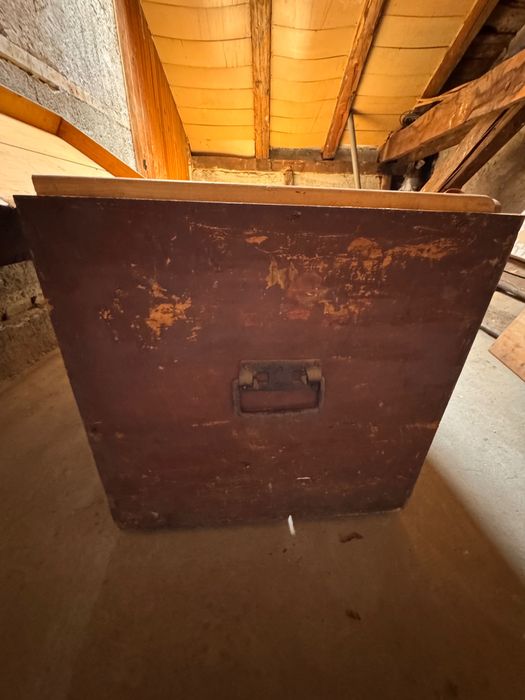 Дървен старинен сандък