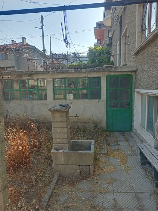 Продавам етаж от къща до басейна с гараж  136000 €.