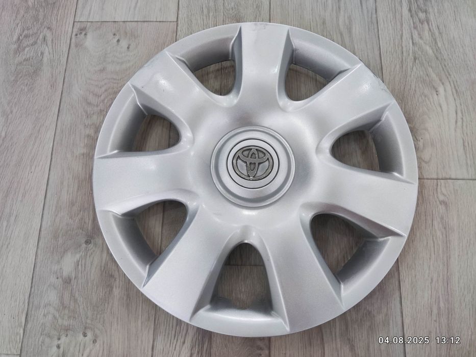 Колесные колпаки R15 Тойота оригинал.