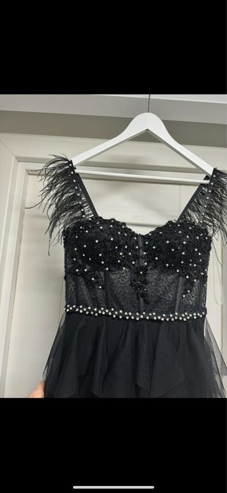 Бална рокля в черен цеят с камъни и пера