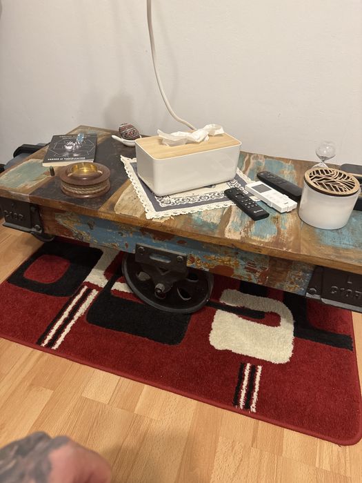 Măsuță de cafea din lemn reciclat