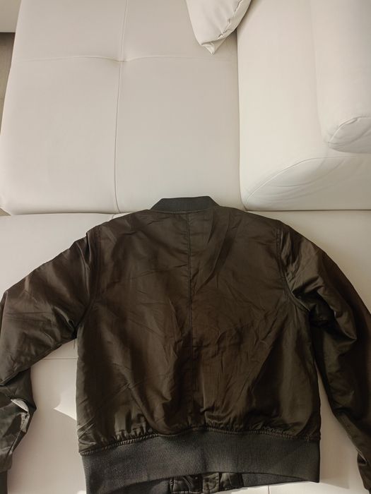 Vând geaca sport Pull&Bear, produs de calitate superioara mărimea S.