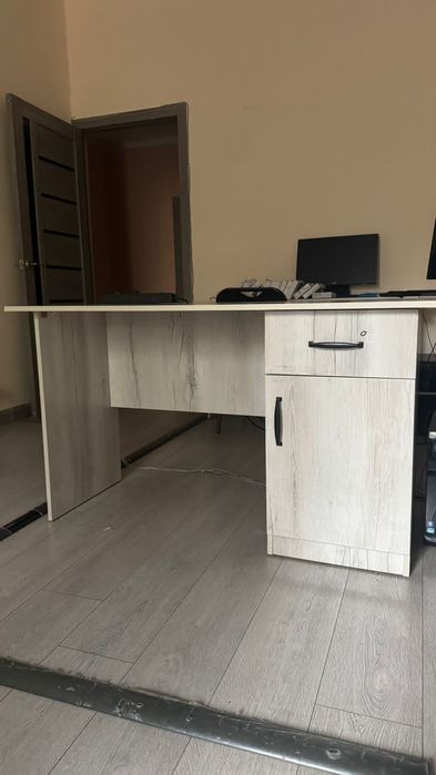 Офисные столы и стулья