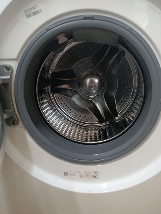 Продавам комбинирана пералня със сушилня Samsung