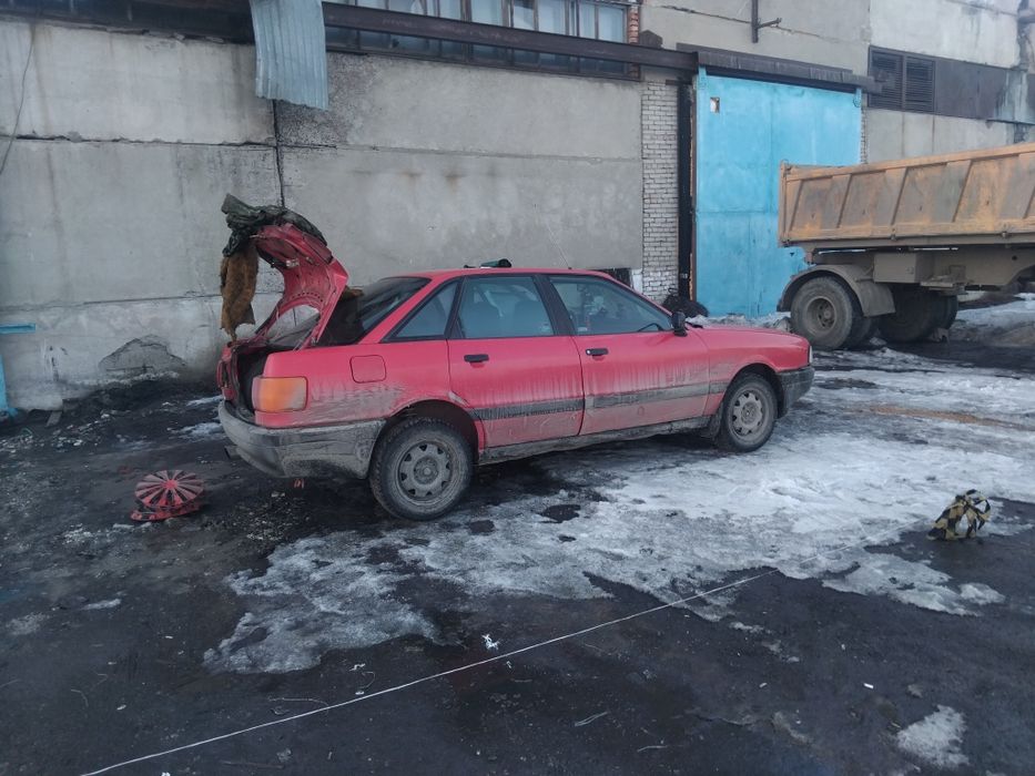 Автомобиль ауди 80