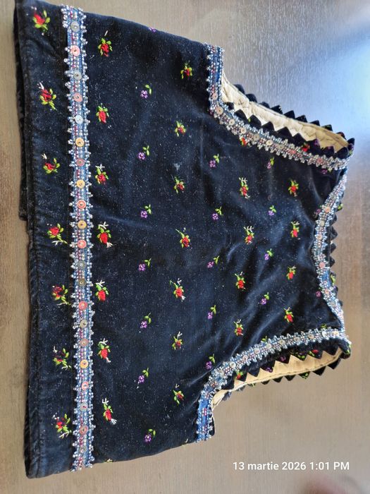 Vestă tradițională din catifea cusută manual