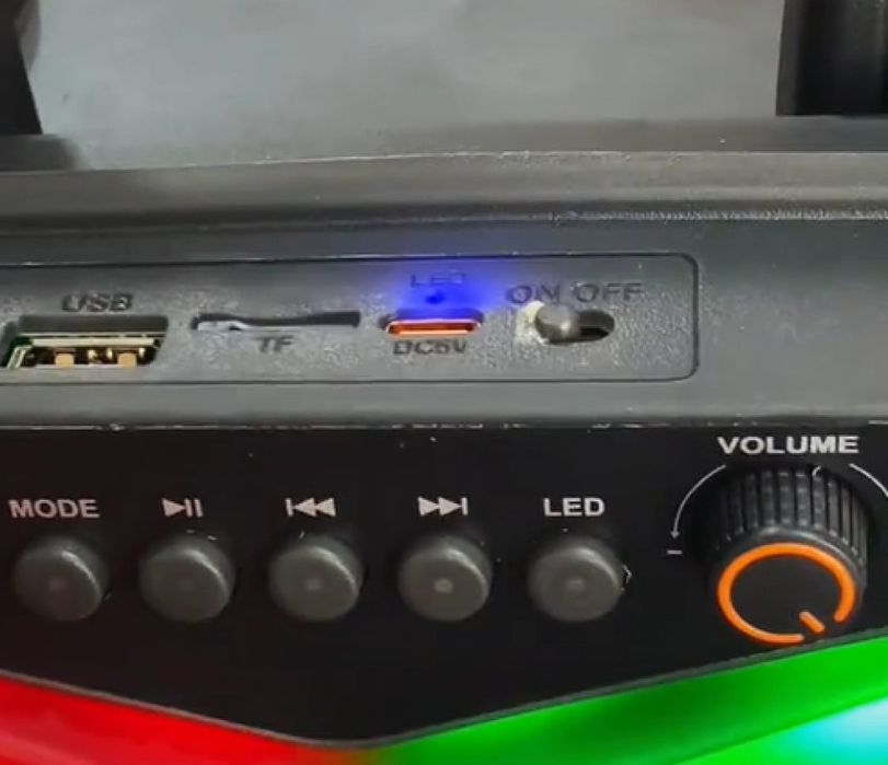 Преносима безжична тонколона с мощен звук и LED ефекти WSJAR E8131W