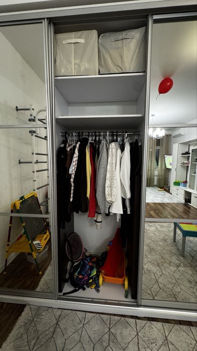 Встроенный зеркальный шкаф купе