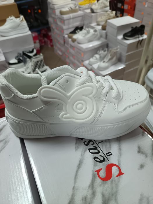 Дамски маратонки на едро