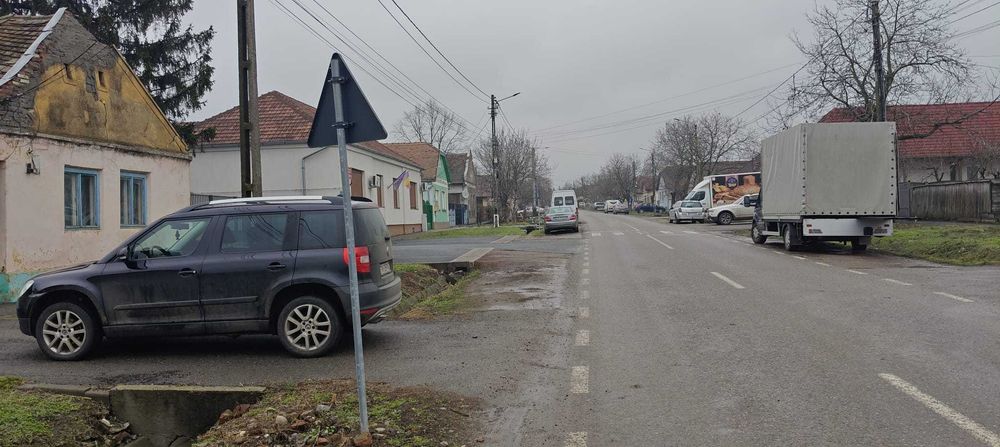 Teren intravilan cu casă de vânzare - Comuna Giarmata (Central)