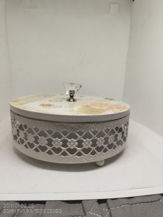 Cutie bijuterii/cadou capac lemn, carcasa metal