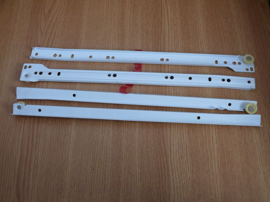 Șină pt. tăblia mobilă destinată tastaturii de PC