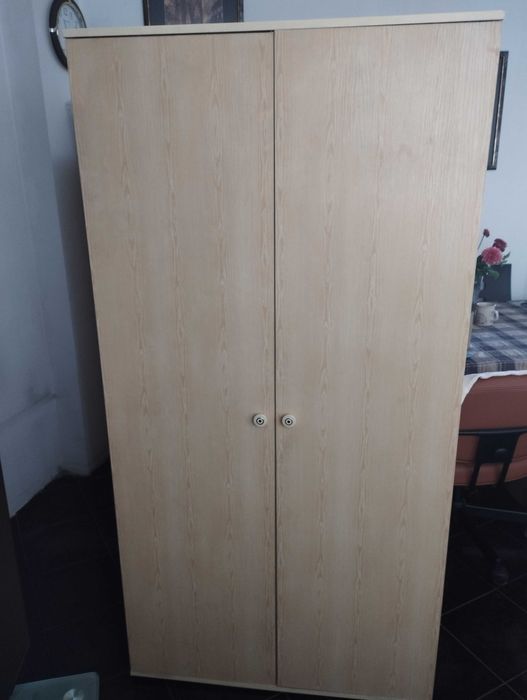 Продавам двукрил гардероб с надстройка