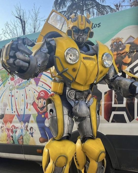 Închiriere robot Bumble Bee - Atracția Perfectă pentru Evenimentul Tău