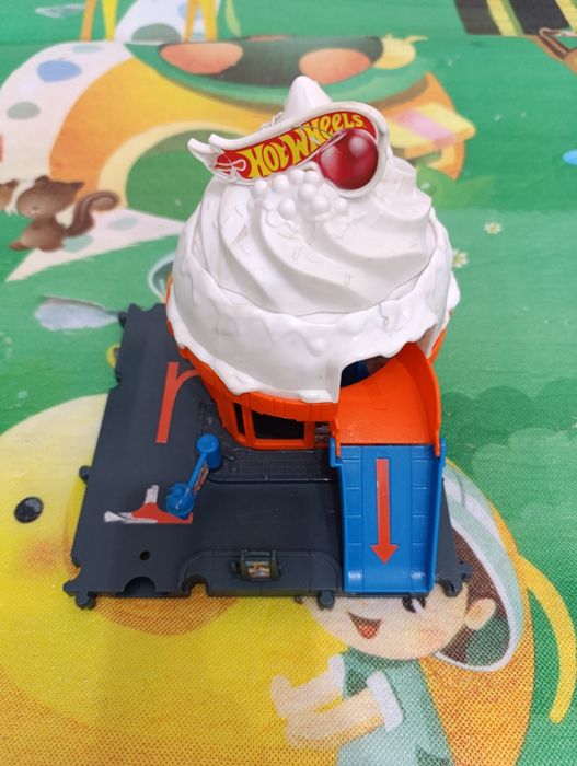 Гаражи и писти hot wheels