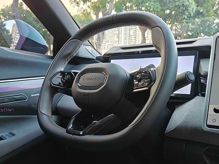 Lynk & Co 08 EM-P 120 km Long Range Pro