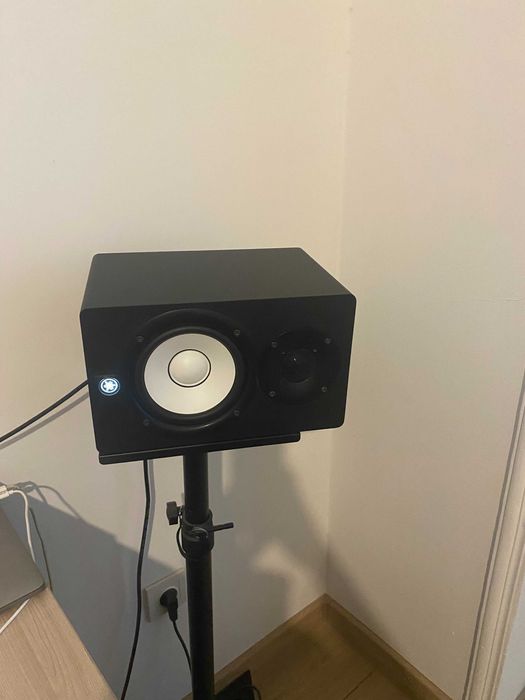 Мониторы Yamaha HS5 + стойки + кабеля.