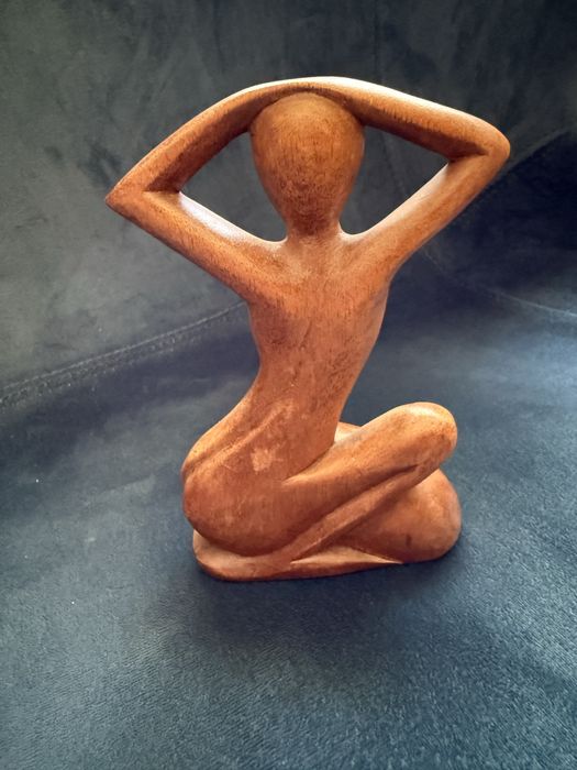Дървена абстрактна скулптура (статуетка) на йога.