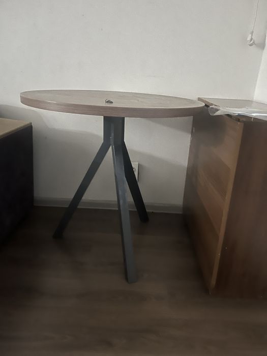 Стул, стол и круглый стол