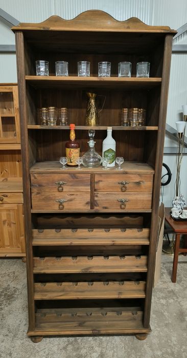 Красив шкаф за алкохол и вино с месингови дръжки