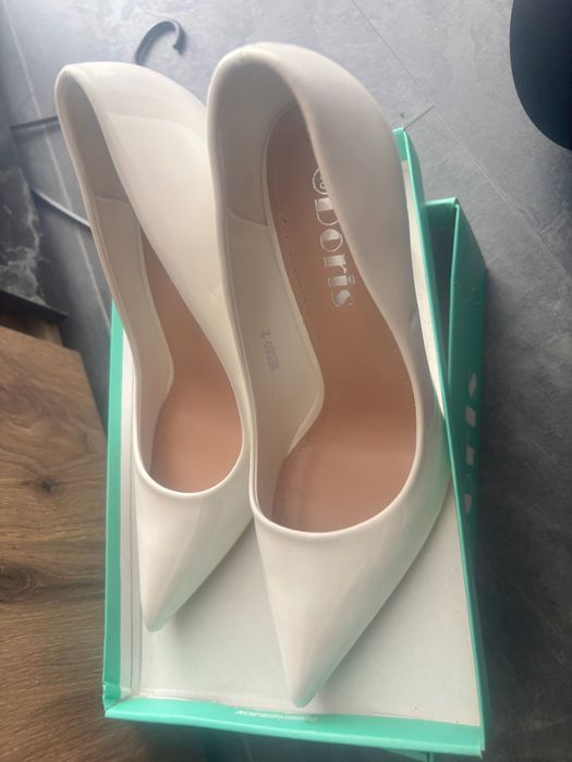 Дамски обувки на висок ток