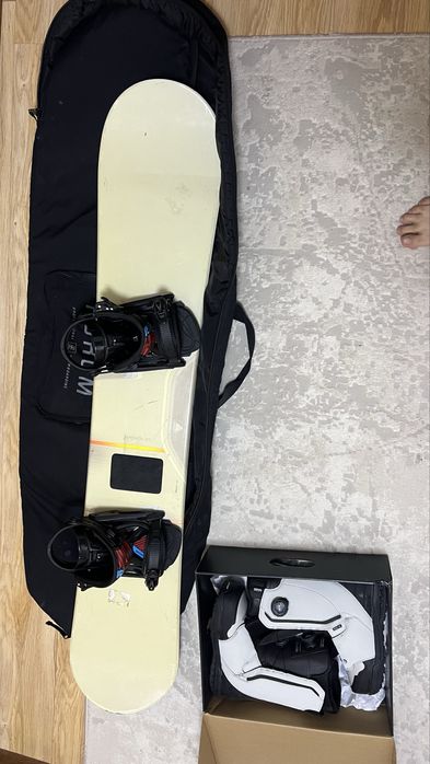 Сноуборд с ботинками и креплением
