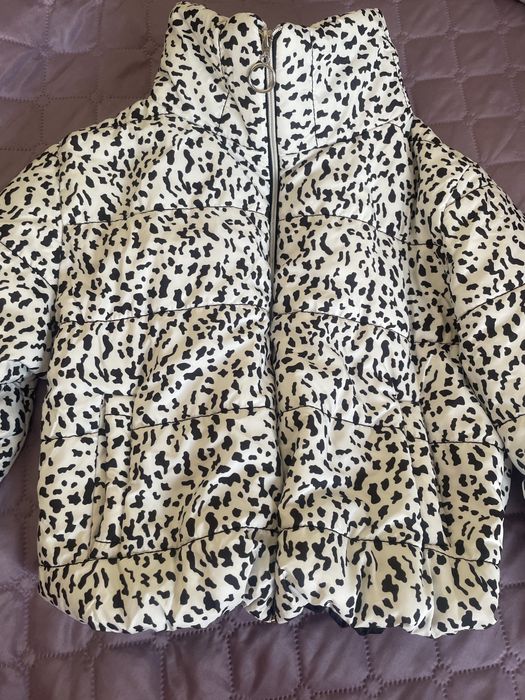 Късо яке с модерен черно-бял принт – размер M/L