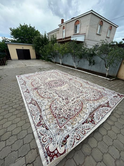Продам ковёр в зал