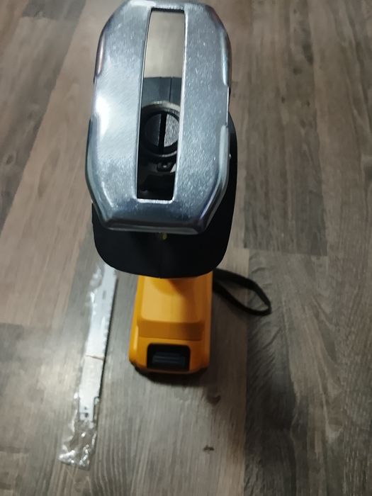 Fierestrău sabie DeWalt cu o baterie de 6 a