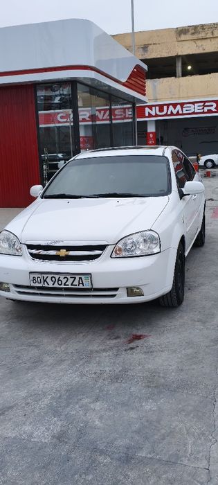 Lacetti 1.8 sotiladi