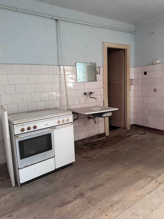 De vanzare douo case. Una pe Strada Canepii 55 - necesita renovare; cealalta, momentan in regim hotelier, pe Ilarie Chendi 70(poarta de lemn).