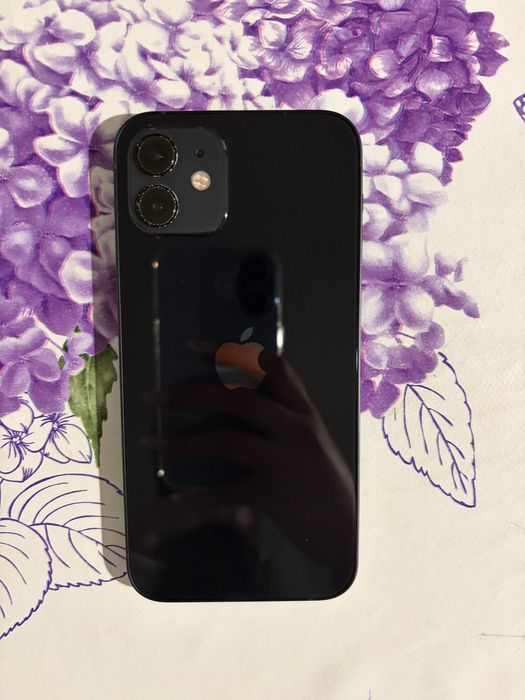 Продавам Iphone 12